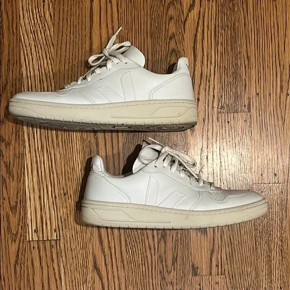 Veja Shoes - Picture 1 of 10